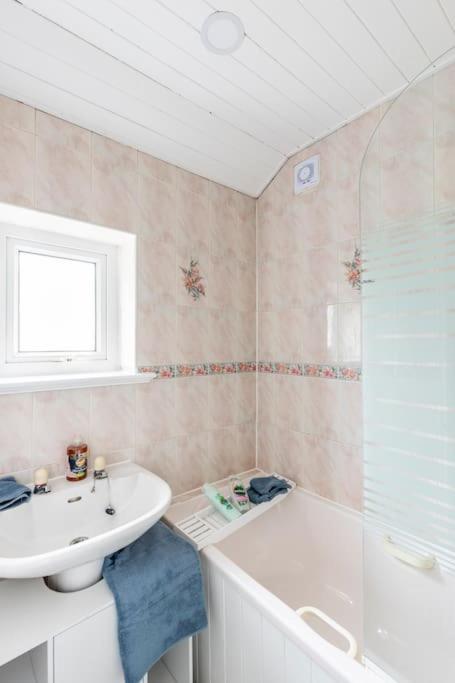 Entire Charming 5-Bed House In Darwen Blackburn Bb1 Free Parking Roadside Rishton Eksteriør bilde