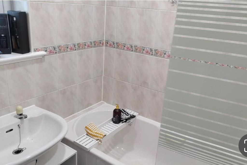 Entire Charming 5-Bed House In Darwen Blackburn Bb1 Free Parking Roadside Rishton Eksteriør bilde
